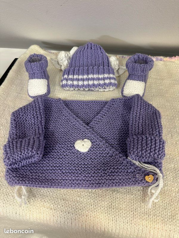 Lot 3 pieces tenue pour bébé laine 0/3 mois ton violet et blanc (image 1)
