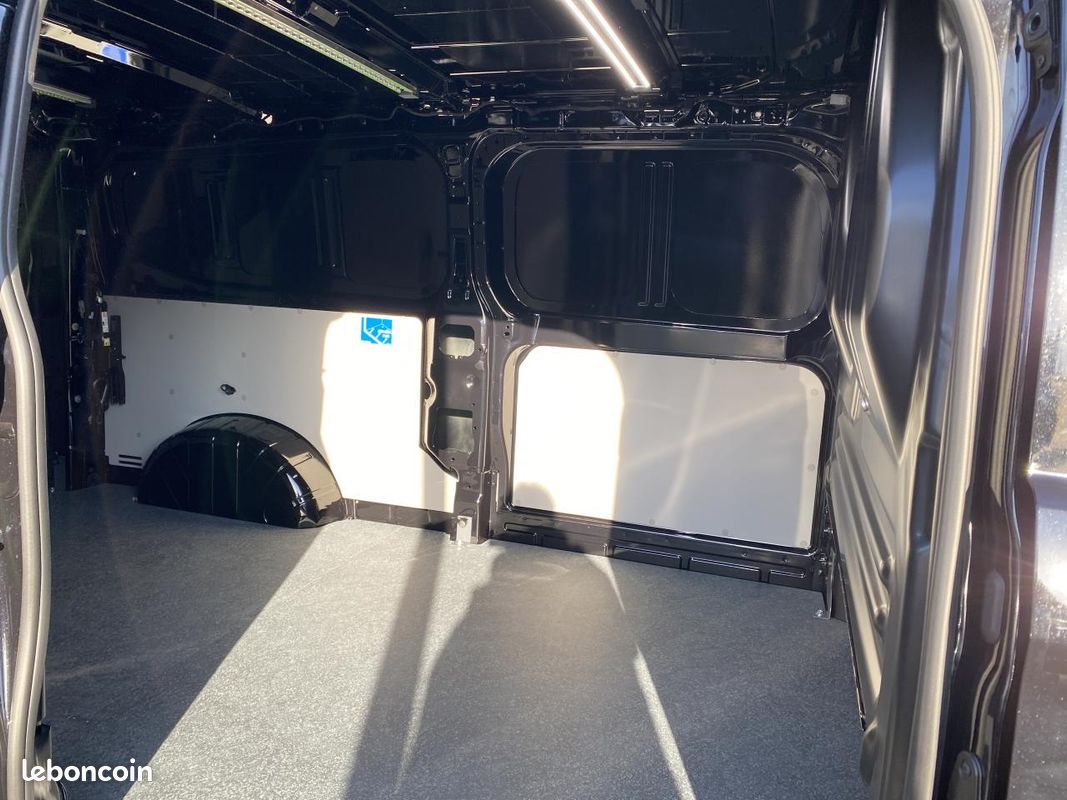 Volkswagen transporter vii fourgon van 2.0 tdi 170 business 4 motion l2h1 bva8 pack aide a la conduite / attelage (image 9)