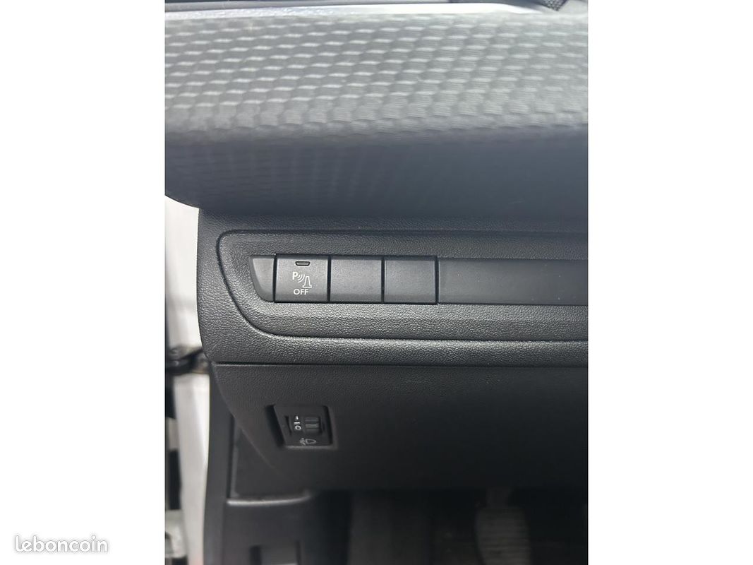 PEUGEOT 208 1.2i 12V - 82 BERLINE Style ( courroie changer + pneu neuf ) (image 19)