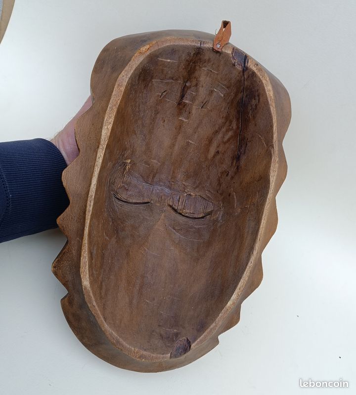 Masque africain décoratif en bois sculpté (image 6)