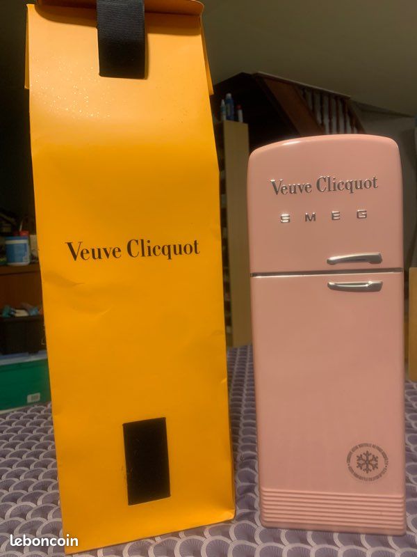 Veuve Clicquot Brut Rosé (Smeg Gift Box) - 750ml