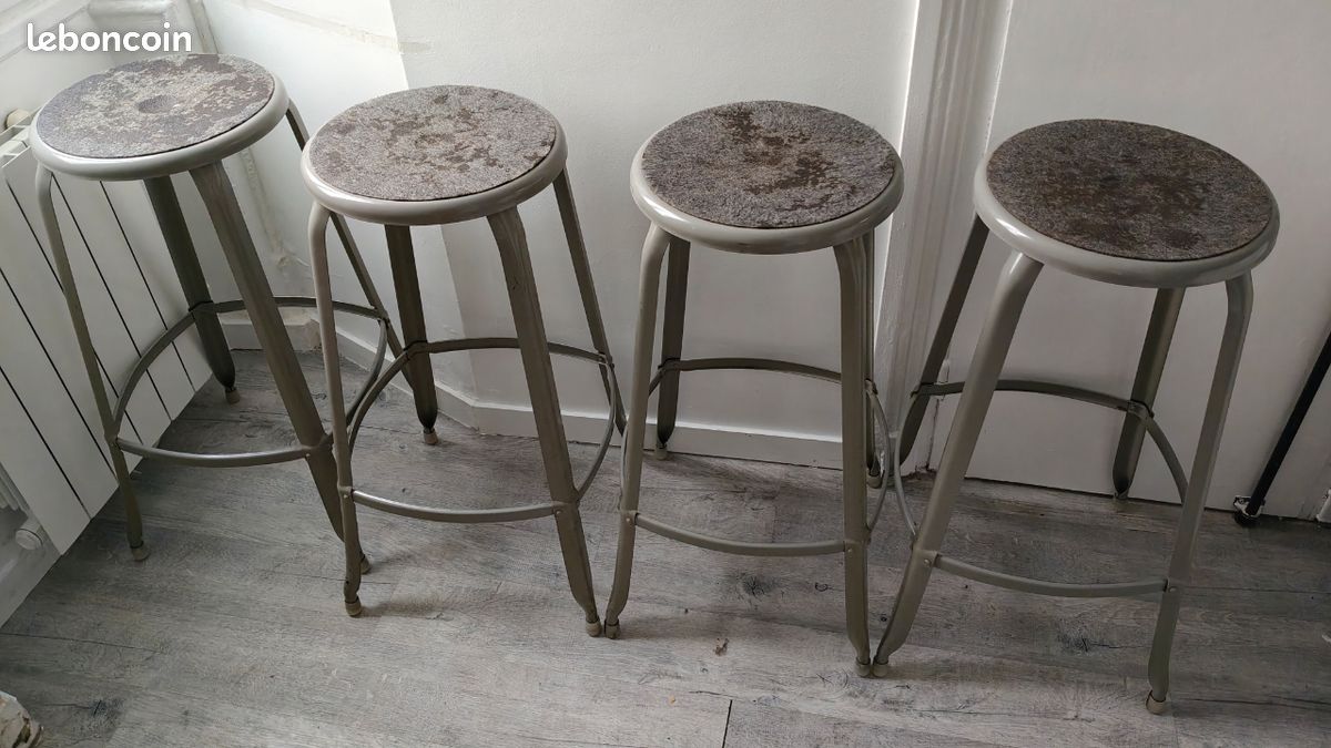 Tabouret en fer 75 x 42 cm
Diamètre 35 cm
C'est les pieds qui sont écartés de 42 cm
Prix à l'unité
J'en possède 4 (image 1)