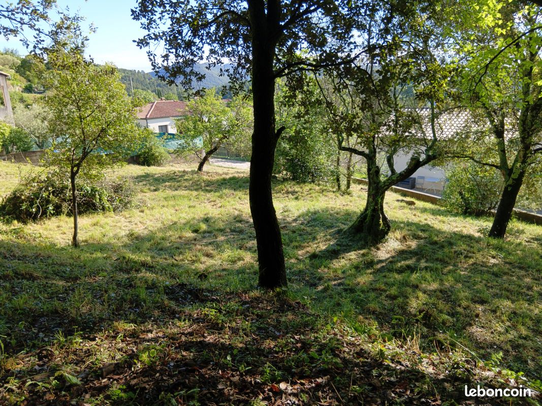 Terrain constructible 940m² vue dominante · à Saint-Ambroix · 75 000 €