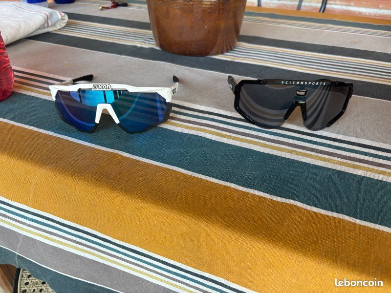 Lot 2 Lunettes de soleil cyclisme Scicon noire + blanche - État neuf » (image 1)