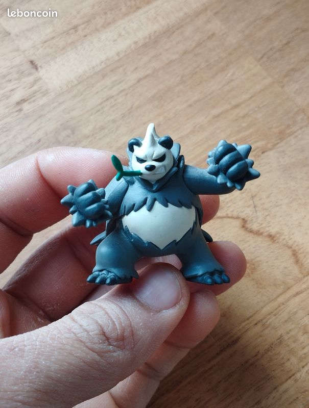 Pokémon Pangoro Battle Feature Figure – 11,4 cm Pangoro Battle Ready Figure with Punch Attack