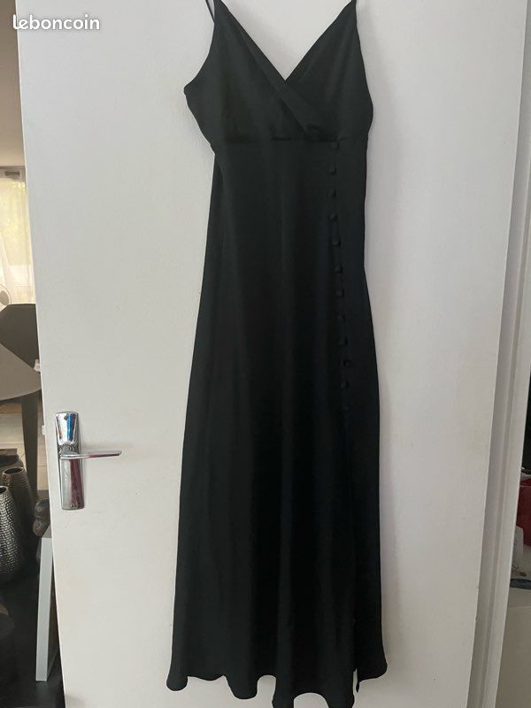 Black Satin Midi Dress Robe Noir Satin Zara Robe Longue à Fines - Main Image