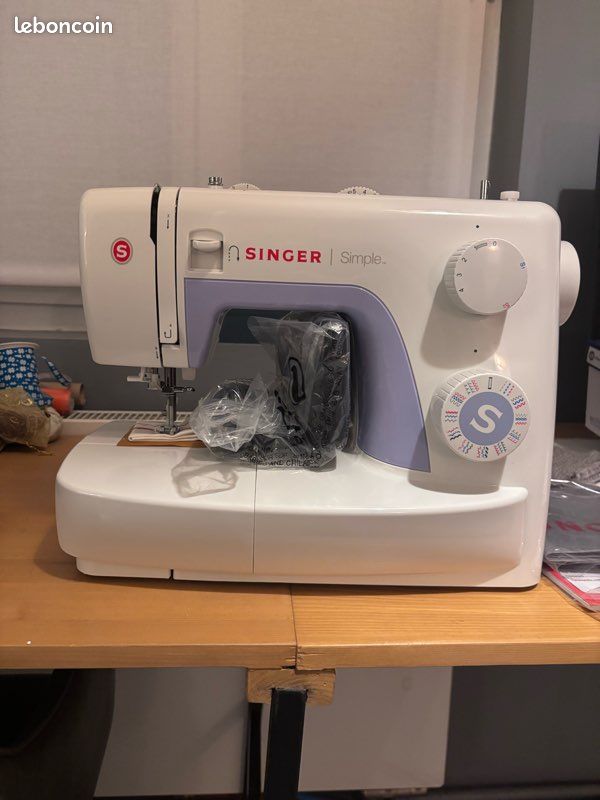 Machine à Coudre Singer Simple 3232 – 32 Points, Enfilage Automatique, 1 Boutonnière 1 Étape – Idéale Débutants Et Couture Quotidienne
