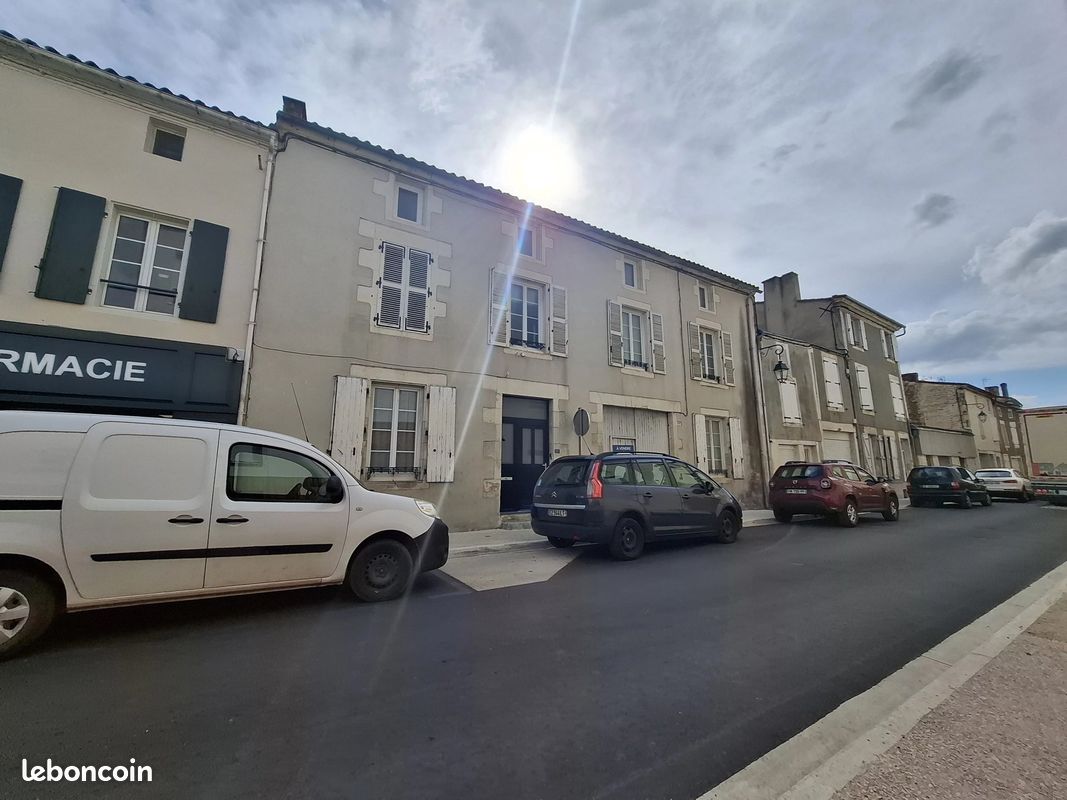 Maison 7 pièces 224 m² · à Aigre · 224 m² · 235 400 €