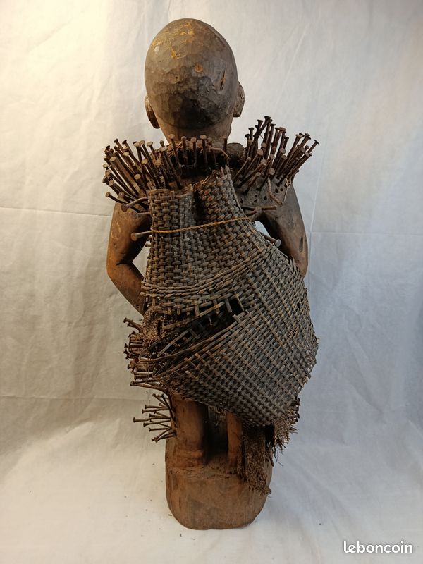 Fétiche africain Nkisi Nkondi clouté – Bois, métal, fibres – 72 cm (image 4)