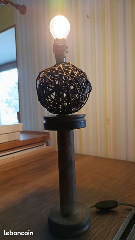 Pied de lampe avec ancienne bobine de textile en bois (image 2)