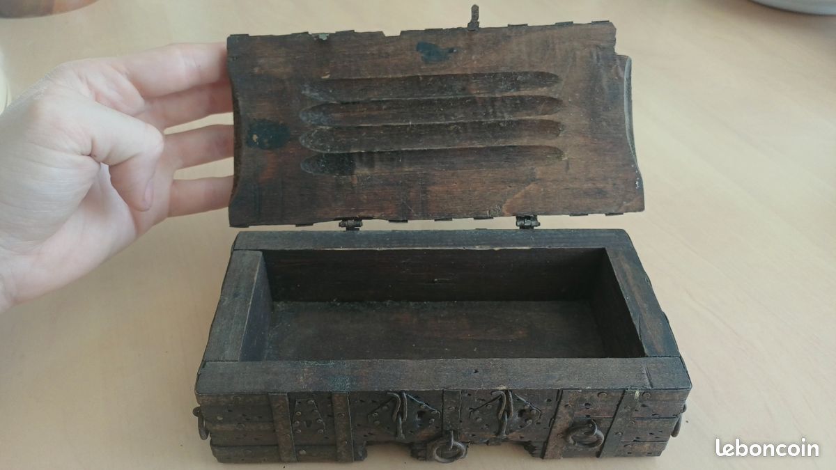 Coffret miniature ancien en bois et fer forgé / Coffre fort de maîtrise Art Populaire (image 7)
