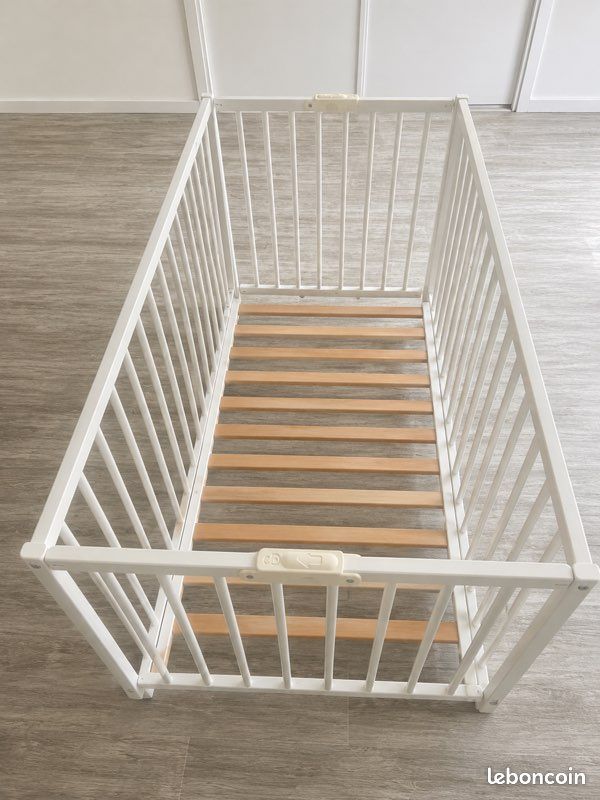 Lit bébé à barreaux pliable en bois blanc (image 1)