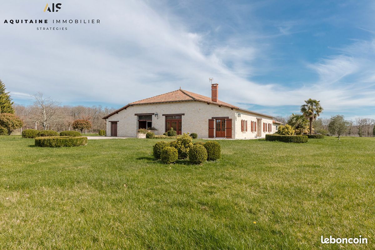 Maison 6 pièces 385 m² - Confolens 16500 (image principale 0)
