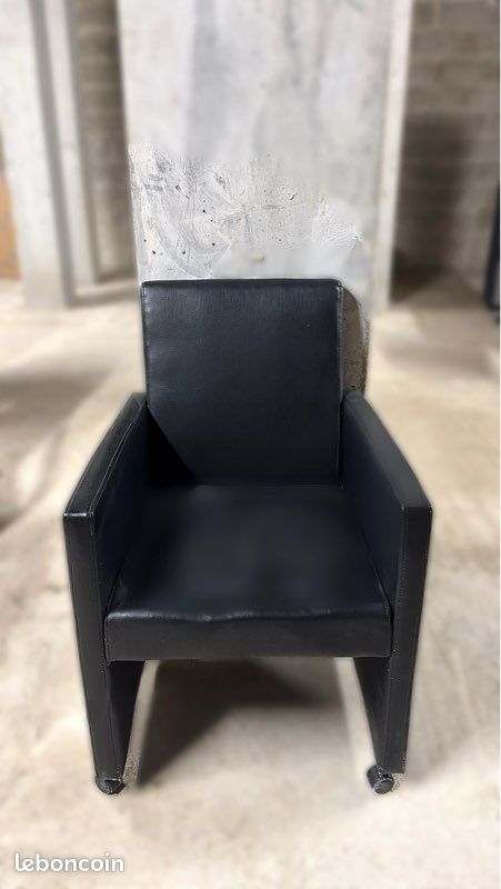 Fauteuil noir à roulette (image 1)