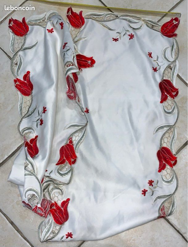 Long chemin de table crème motifs fleurs pourpre brodées (image 8)