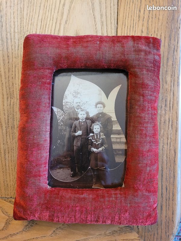 Cadre photo ancien en velours avec photo de famille (image 1)