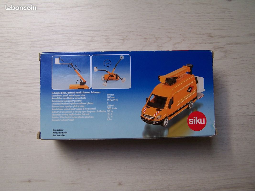 SIKU NO.2891 1:32 Scale GREEN TRAILER WITH 15 ROUND BALES Dicast Model