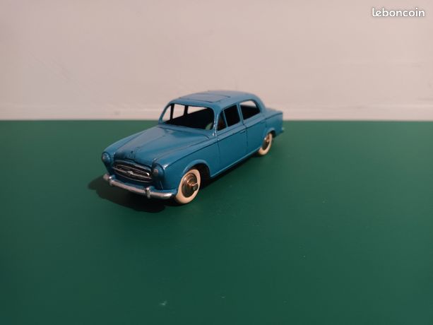 Une Peugeot 203 bleu foncé de Dinky Toys - France