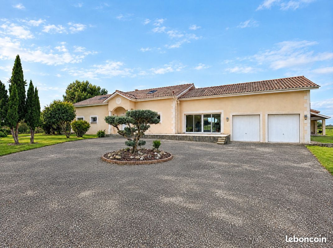 Maison 8 pièces 248 m² · à Sigalens · 248 m² · 210 000 €