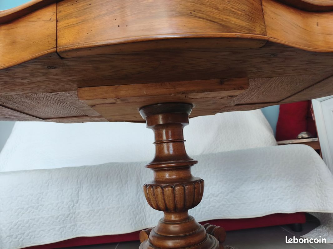 Table violon en bois massif avec pied central (image 10)