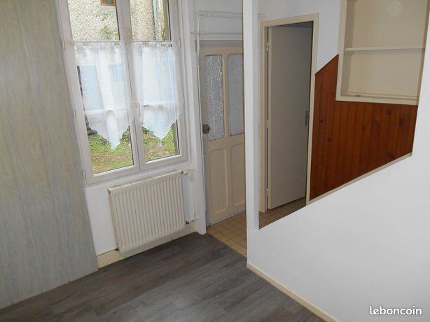 Petit F1 (entrée, cuisine, chambre) de 33 m² en duplex, proche bus et ctre ville
