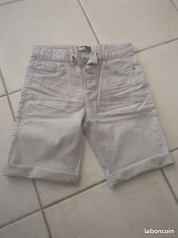 Short. Défaut de tissu côté droit à l'arrière (image 1)