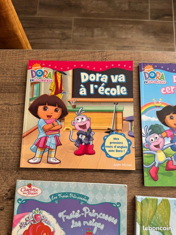 Lot de 6 livres pour petites filles:Dora, Hello Kitty, Charlotte et autres (image 2)