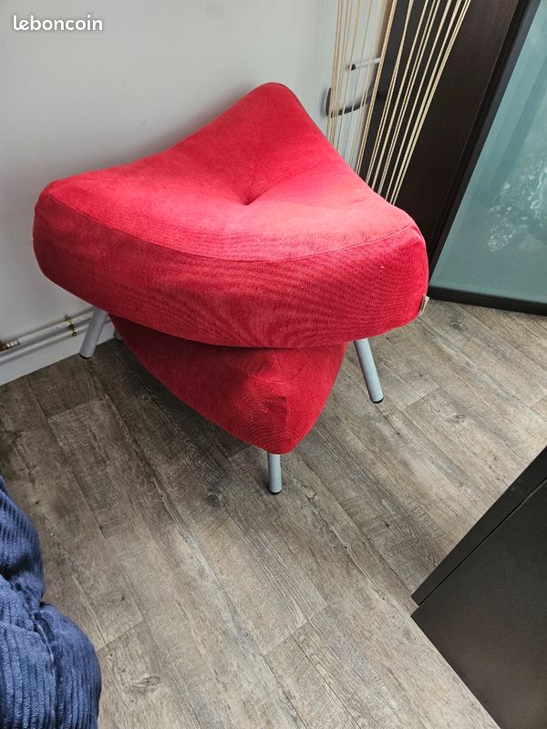 Pouf sur pieds / tabouret rouge (image 2)