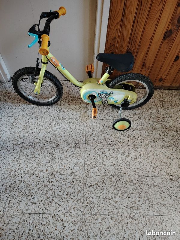 Vélo enfant avec les petites roues Vélos