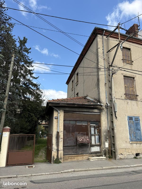 Local commercial 10 pièces 181 m² · à Givors · 181 m² · 74 800 €