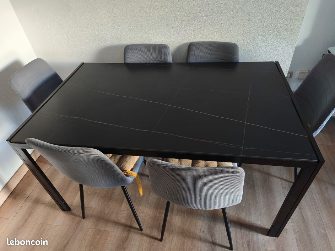 Table à manger avec 6 chaises (image 1)
