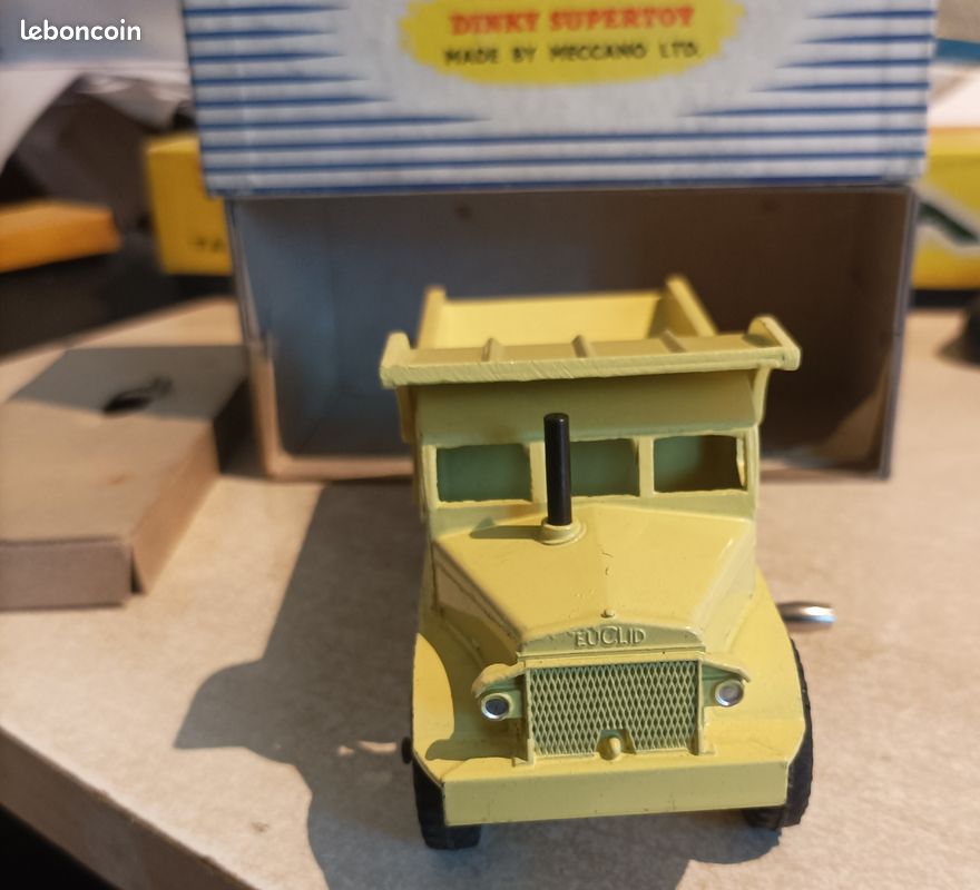 Dinky Toys 965 Euclid Rear Dump Truck 1st issue box picture with reddish contour lines a.jpg