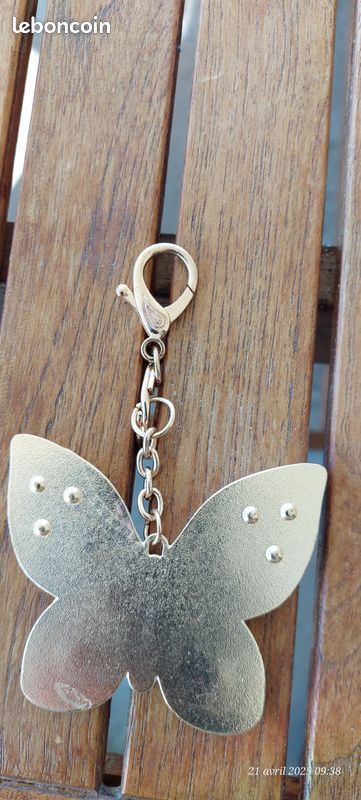 Porte-clés Papillon Argenté Strass – Pendentif Brillant Rose – Femme Unisexe Onwomania