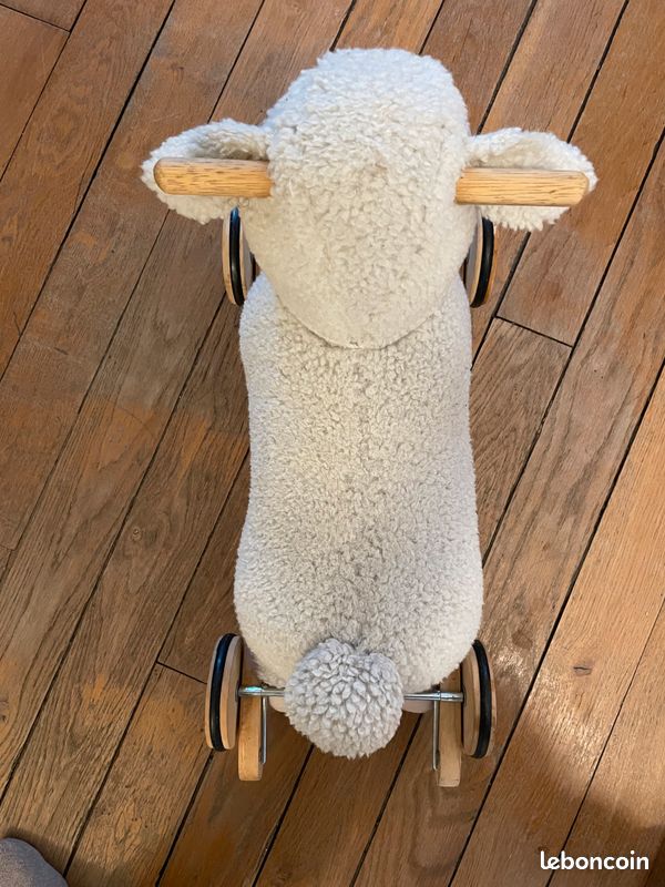 Un Mouton Debout Sur Un Rocher Avec Les Mots  Moutons  Dessus
