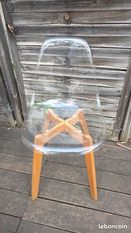 Chaise transparente (image 1)