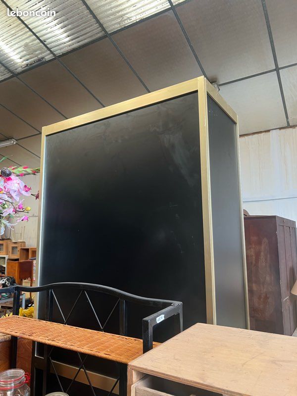 Grande étagère noir et dorée avec une vitrine (image 3)