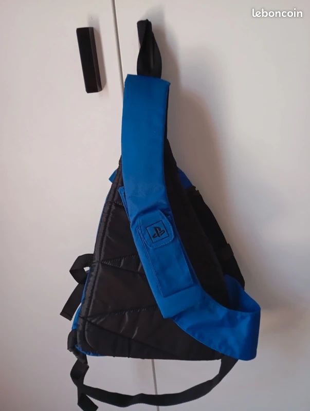 Un sac à dos et une besace console Sony PlayStation One