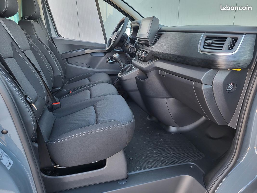 RENAULT TRAFIC COMBI L2 GRAND TECHNO 2.0 Blue DCI 150 BVM6 EASY ACESS 09 PLACES NEUF avec AMÉNAGEMENT TRANSPORT FAUTEUIL ROULANT + CAMÉRA RECUL + GPS / SANS MALUS ÉCOLOGIQUE ( Prix Vente 35 990 HT ) (image 7)