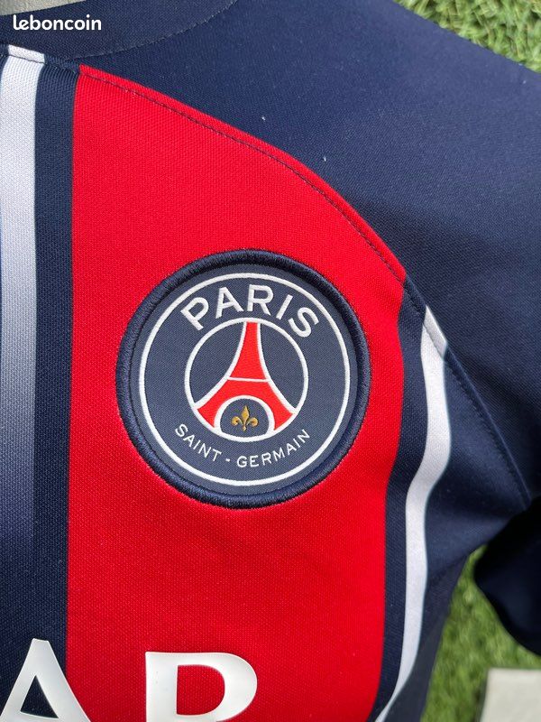 PSG Porte-Clés Maillot LEE KANG-IN – Collection Officielle Paris Saint-Germain, PVC