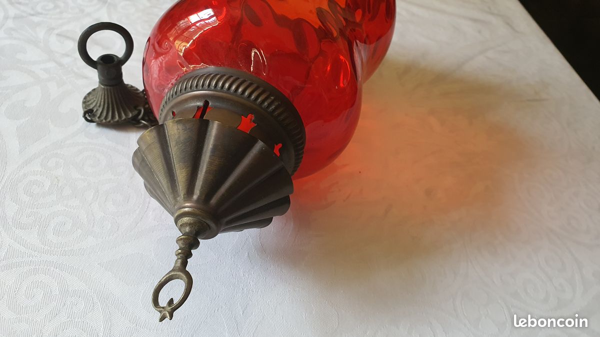 Suspension orientale (Turquie) en verre soufflé rouge et cuivre travaillé. Ambiance lumineuse unique. Peut servir d'enseigne lumineuse (image 4)