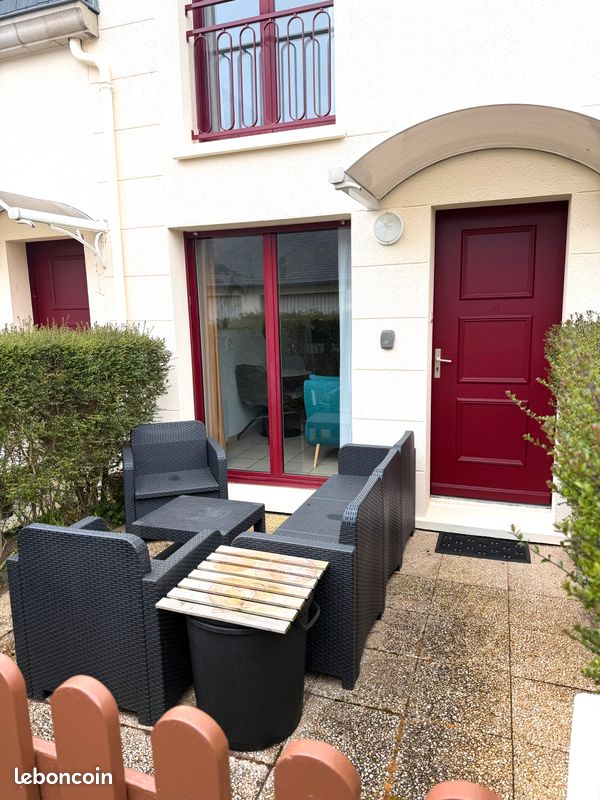Ouistreham, proche mer et centre-ville, T2 meublé 38 m² avec entrée indépendante et jardin 12 m². Séjour/cuisine équipée, chambre, SDB, calme et très bien entretenu (image 1)