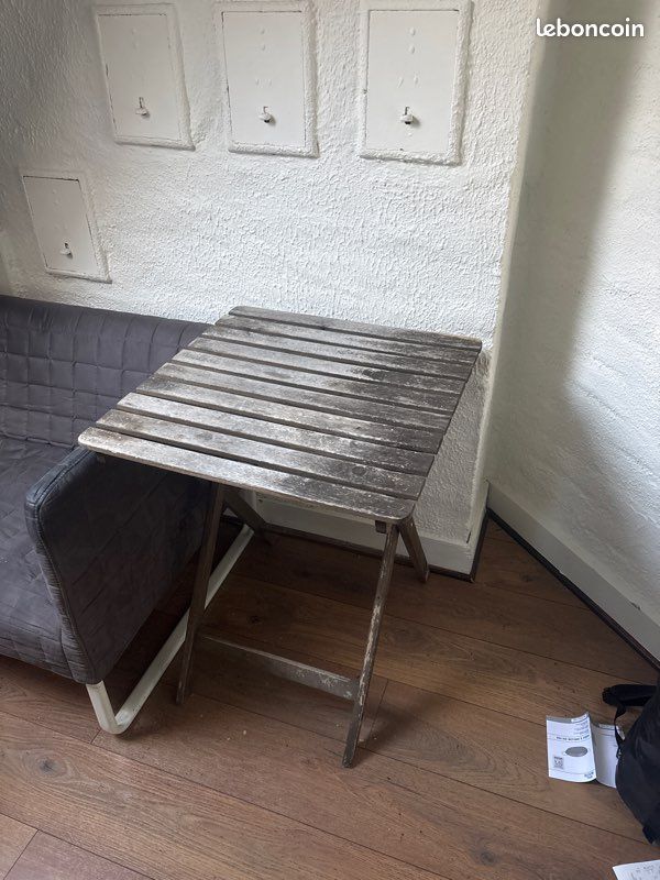 Table en bois (image 1)