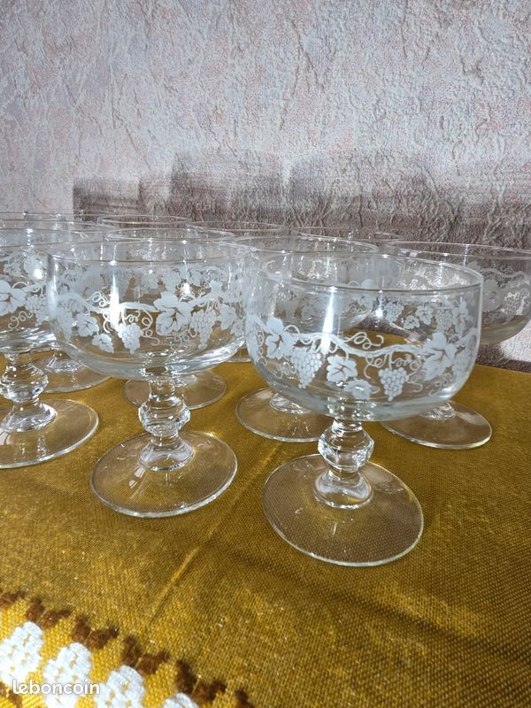 GRAND VERRE ANCIEN rince raisins en cristal gravé de grappes de raisin-19ème s EUR 20,00