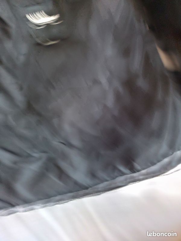 Doudoune noire sans manche Pull&Bear
Pull &Bear
Taille M
2 poches plaquées devant
Possibilité de resserrer la base
En parfait état (image 6)