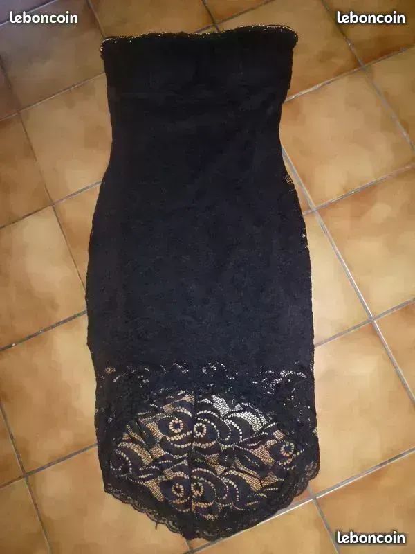 Une superbe robe bustier femme très très belle belle qualité très chic dentelle et liseré colorie or noir forme longue derrière plus courte devant taille unique prix baissé voir annonce (image 3)