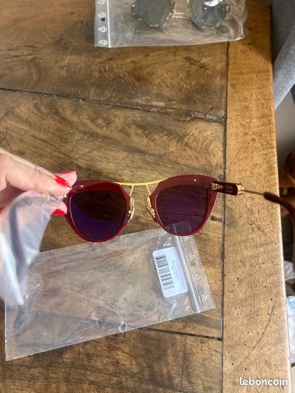Lunettes de soleil style cat-eye rouge bordeaux monture épaisse tendance rétro (image 3)