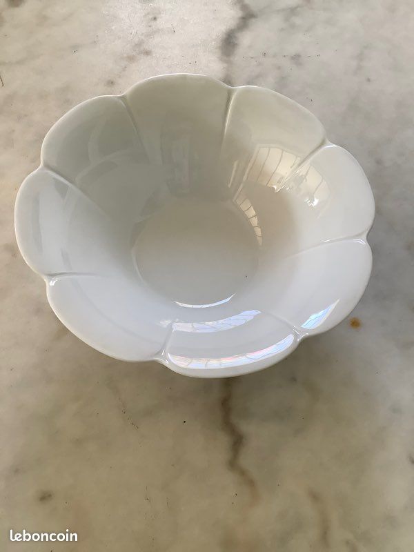 Saladier en porcelaine blanche en forme de fleur (image 1)
