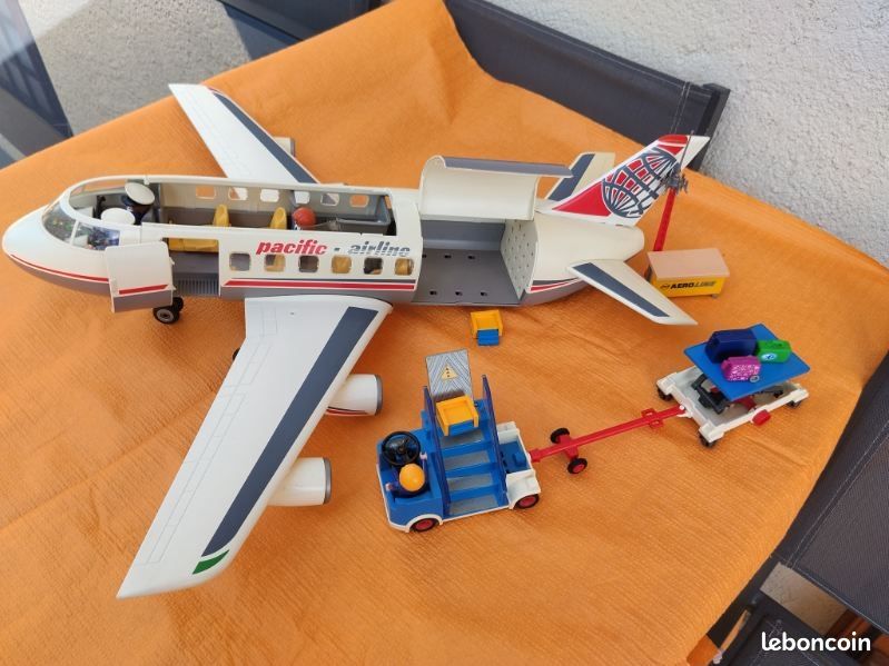 Avion Playmobil+véhicule de chargement et chariot à bagages + figurines pilotes et personnel (image 1)