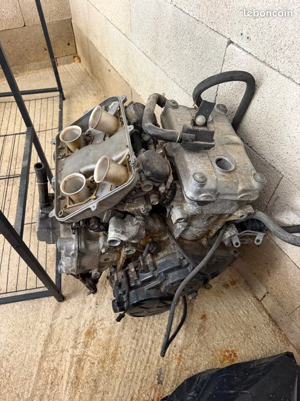Moteur VFR 750 RC 36 2 (image 1)