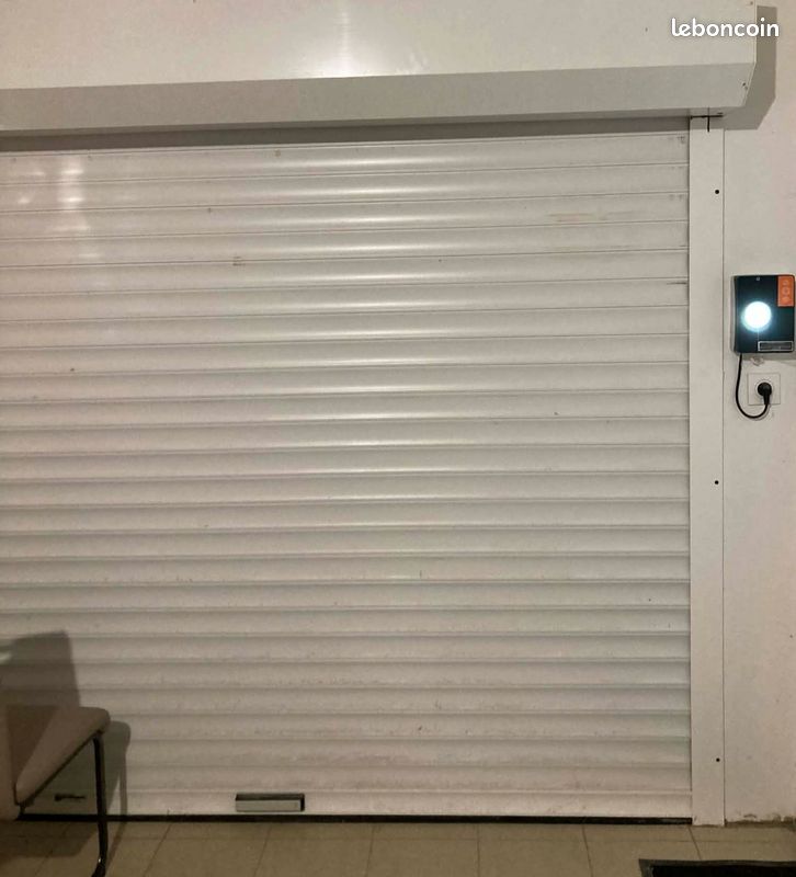 Porte de garage automatisée avec moteur électrique, mise en place en 2021 et en excellent état (image 2)
